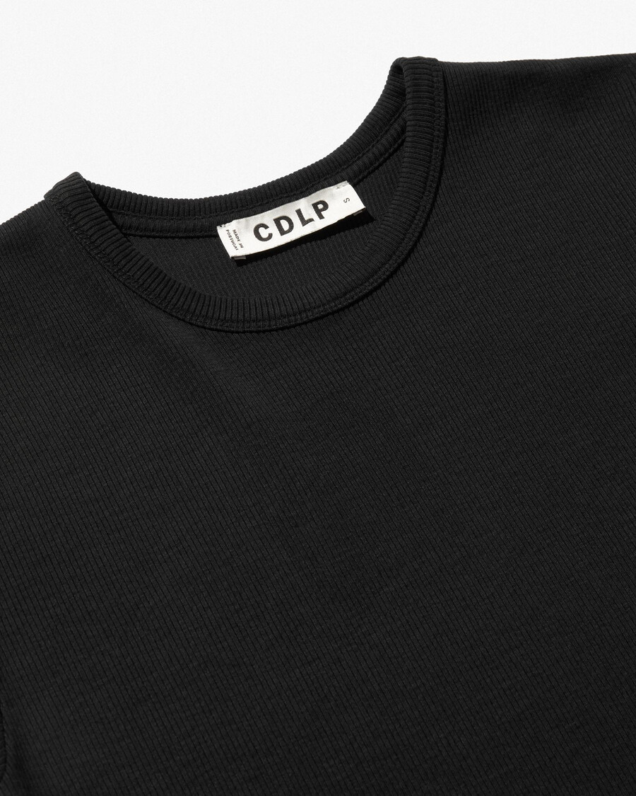 ribbad t-shirt för kvinnor i off-white handla nu — cdlp