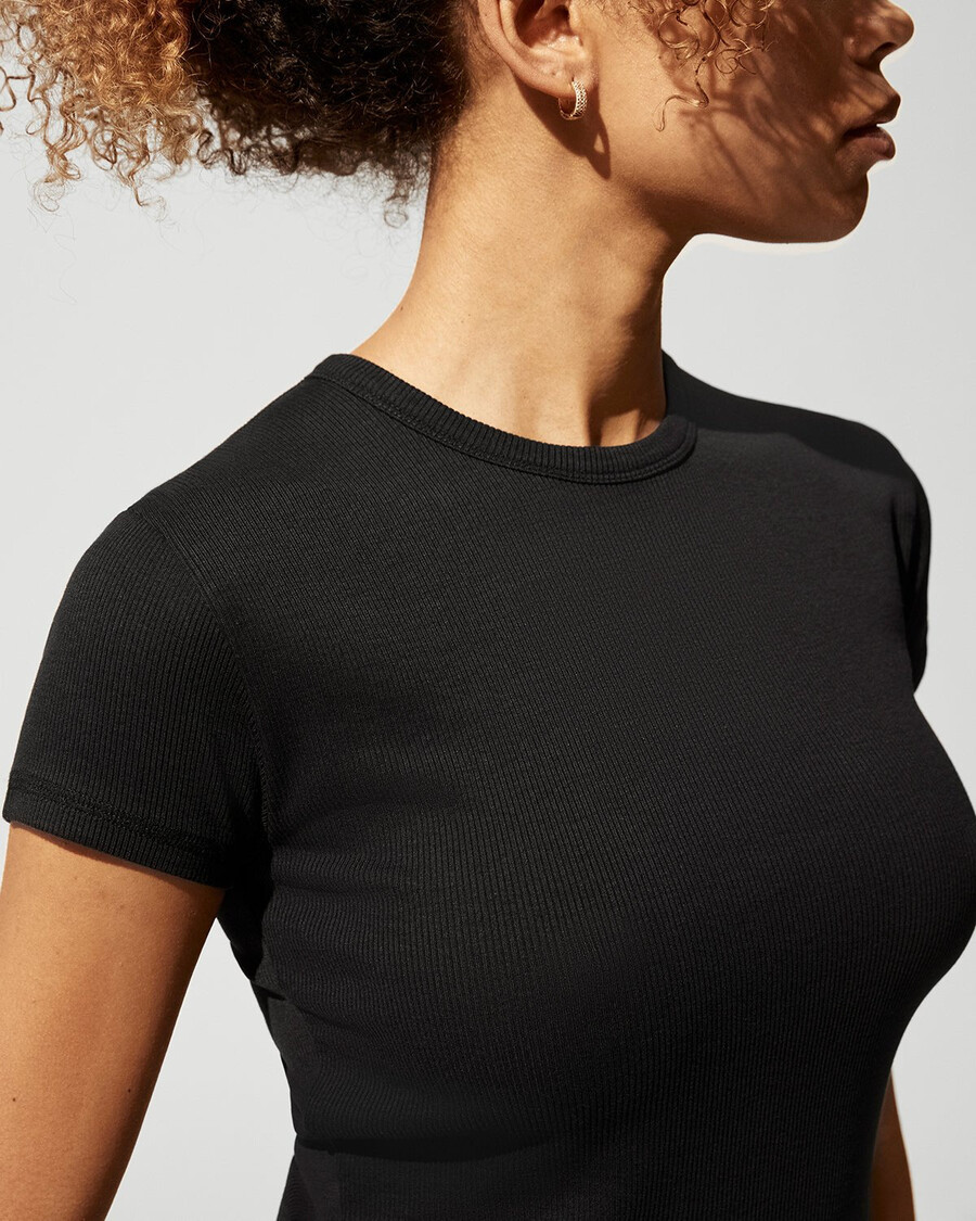 ribbad t-shirt för kvinnor i off-white handla nu — cdlp